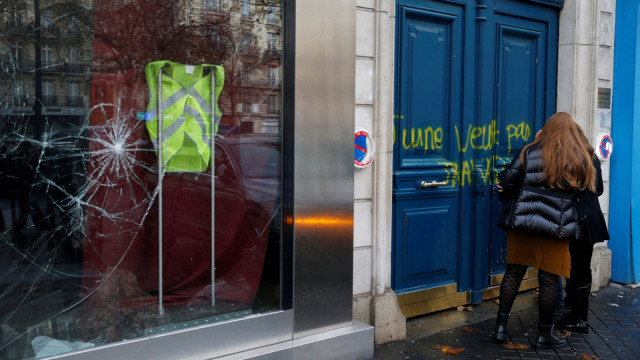 Dampak dari protes massa rompi kuning di kota Paris, Prancis. (Foto: REUTERS/Stephane Mahe)