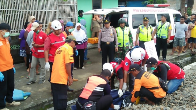 Petugas mengevakuasi PNS yang tewas tertabrak Kereta di Kaliabu, Banyuraden, Gamping, Sleman, Yogyakarta. (Foto: Dok Humas Polsek Gamping)