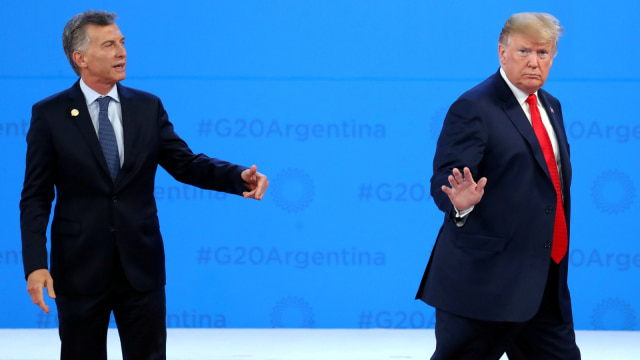 Presiden AS Donald Trump (kanan) bersama Presiden Argentina Mauricio Macri di acara KTT pemimpin G20 di Buenos Aires, Argentina. (Foto: REUTERS/Marcos Brindicci)