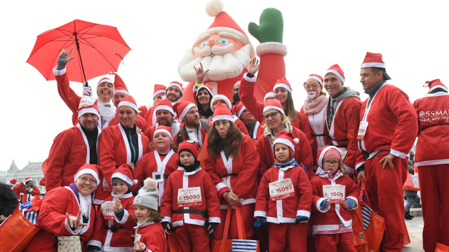 Sinterklas mengikuti kegiatan amal untuk anak-anak kurang mampu di Budapest, Hungaria.
 (Foto: ATTILA KISBENEDEK / AFP)