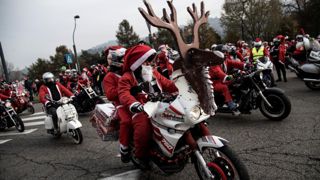 Ratusan Sinterklas mengikuti acara Reli Santa Claus 'Papa Noel' ke-9 di Turin,  Italia. (Foto: AFP/MARCO BERTORELLO)