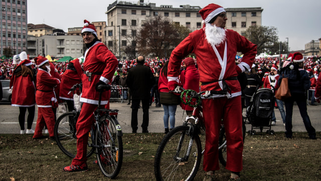 Ratusan Sinterklas mengikuti acara Reli Santa Claus 'Papa Noel' ke-9 di Turin,  Italia. (Foto: AFP/MARCO BERTORELLO)
