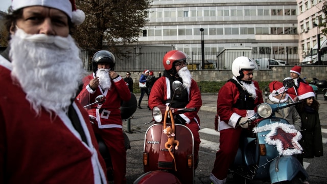 Ratusan Sinterklas mengikuti acara Reli Santa Claus 'Papa Noel' ke-9 di Turin,  Italia. (Foto: AFP/MARCO BERTORELLO)
