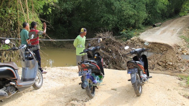 Jembatan Penghubung 5 Desa di Blora Ambrol, Akses Warga Terganggu