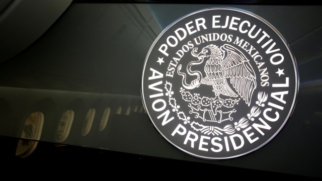 Logo di pesawat Boeing 787 Dreamliner, Jet Kepresidenan Meksiko. (Foto: REUTERS/Daniel Becerril)