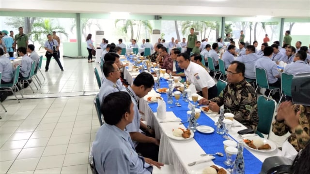 Presiden Jokowi ditemani Bos Yamaha hingga Gubernur Anies Makan Siang bersama di pabrik Yamaha, Pulo Gadung, Jakarta Timur. (Foto: Jihad Akbar/kumparan)