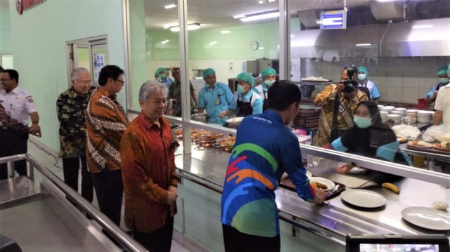 Presiden Jokowi sedang memesan menu makanan. (Foto: Jihad Akbar/kumparan)