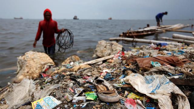 Sampah plastik mengotori garis pantai di Cilincing di Jakarta. Foto: REUTERS / Willy Kurniawan