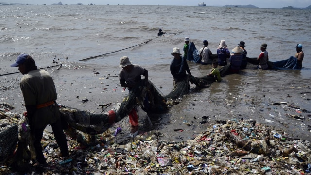 Sejumlah nelayan menarik jaring di pantai yang dipenuhi tumpukan sampah di pesisir laut, Sukaraja,Bandar Lampung. Foto: ANTARA FOTO/Ardiansyah