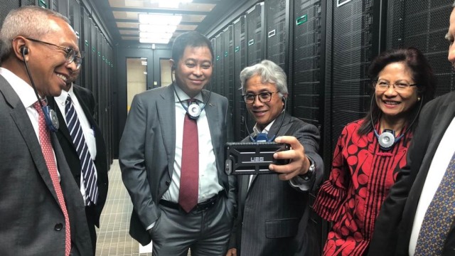 Dwi Soetjipto (kedua kanan) berswa foto dengan Menteri ESDM, Ignasius Jonan (tengah) di sela kunjungan kerja ke Italia.
 (Foto: Arifin Asydhad/kumparan)