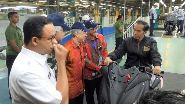 Presiden Jokowi hingga Gubernur Anis Baswedan tinjau lokasi perakitan motor Yamaha di Pulo Gadung, Jakarta Timur. (Foto: Jihad Akbar/kumparan)