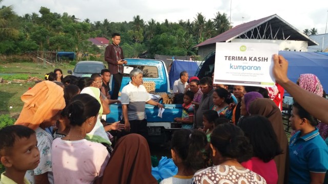 Bantuan sedang disalurkan di salah satu daerah yang terdampak bencana gempa dan tsunami Palu-Donggala, Kamis (29/11). (Foto: Inisiatif Zakat Indonesia (IZI))