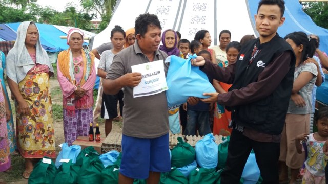 Salah satu pengungsi menerima bantuan dan donasi dari kumparan, Kamis (29/11) (Foto: Inisiatif Zakat Indonesia (IZI))