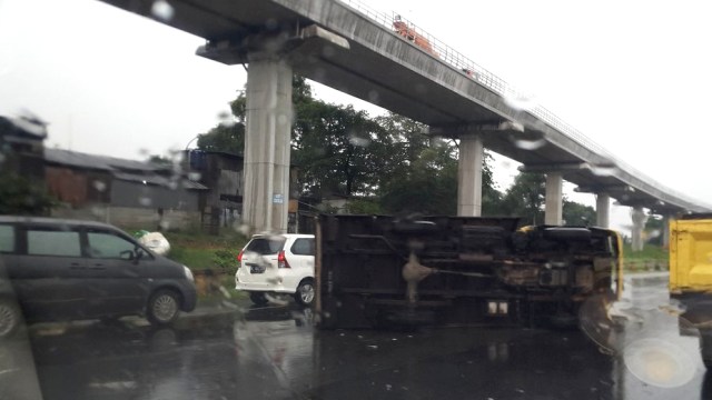 Sebuah truk terbalik di Tol Jagorawi arah Jakarta KM 09.800. (Foto: Twitter/@TMCPoldaMetro)