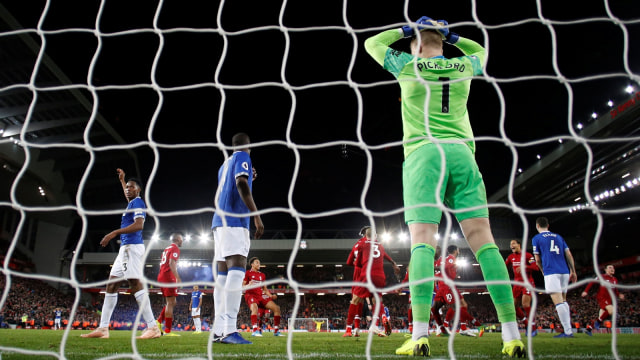 Kiper Everton, Jordan Pickford, meratapi gawangnya yang dibobol Liverpool.  (Foto: Phil Noble/Reuters)