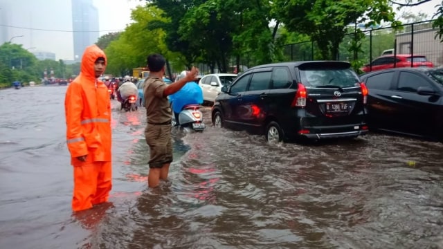 Banjir di Jl. Arjuna Selatan, Jakarta Barat. (Foto: Twitter@BPBDJakarta)