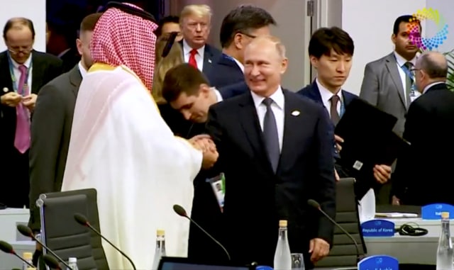 Presiden Rusia dan Pangeran Mohammed bin Salman tos di G20 (Foto: REUTERS)