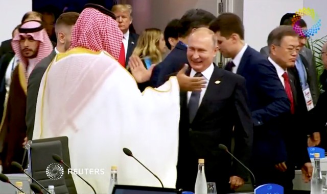 Presiden Rusia Vladimir Putin dan Pangeran Mohammed bin Salman tos di G20 (Foto: REUTERS)