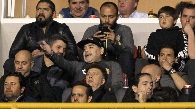 Diego Maradona mengisi tribune saat Dorados menghadapi Atletico San Luis. (Foto: Ulises Ruiz/AFP)