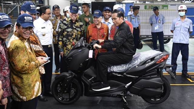 Presiden Joko Widodo (tengah) menjajal motor Yamaha XMax di pabrik PT Yamaha Indonesia Motor Manufacturing, Jakarta, Senin (3/12/2018). Foto: ANTARA FOTO/Puspa Perwitasari