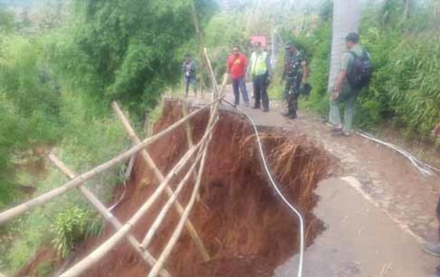 Jalan Penghubung 2 Kecamatan di Ponorogo Terputus Akibat Longsor