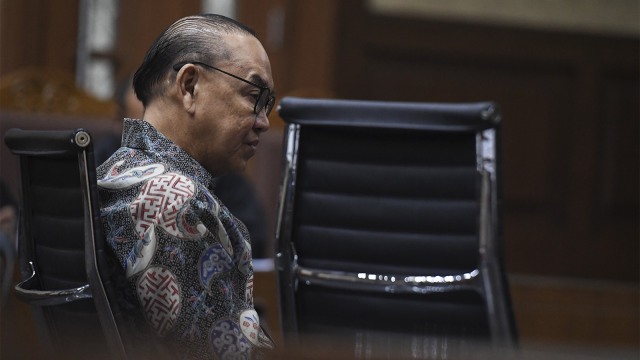 Terdakwa kasus dugaan suap proyek PLTU Riau-1 Johannes Budisutrisno Kotjo menjalani sidang di Pengadilan Tipikor, Jakarta, Senin (3/12/2018).  (Foto: ANTARA/Hafidz Mubarak A)