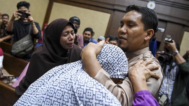 Terdakwa kasus suap Gubernur Aceh terkait Dana Otonomi Khusus Aceh (DOKA) Ahmadi (kanan) memeluk keluarganya seusai menjalani sidang pembacaan putusan di Pengadilan Tipikor, Jakarta, Senin (3/12/2018). (Foto: ANTARA/Hafidz Mubarak A)