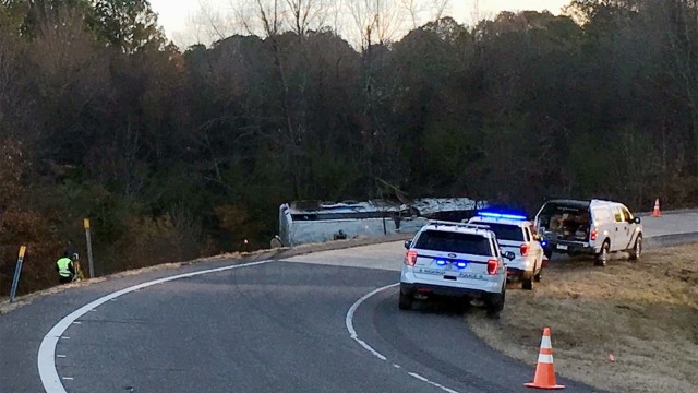 Kecelakaan bus di Arkansas, Amerika Serikat, Selasa (4/12/2018). (Foto: AP)