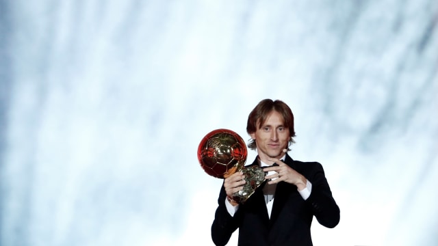 Luka Modric raih penghargaan Ballon d'Or 2018. (Foto: REUTERS/Benoit Tessier)