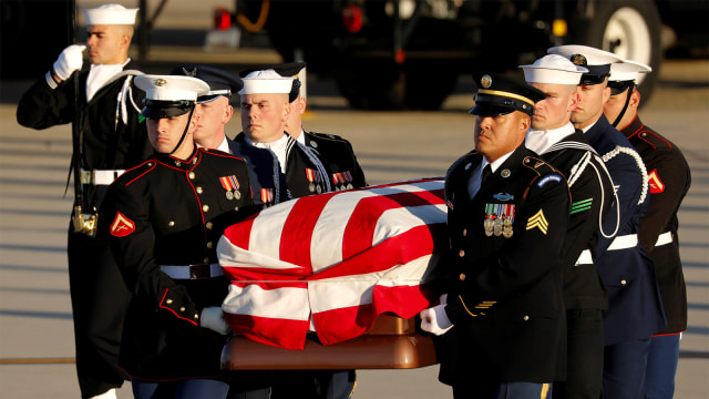 Petugas membawa peti jenazah George HW Bush di Washington. (Foto: Pool via Reuters)