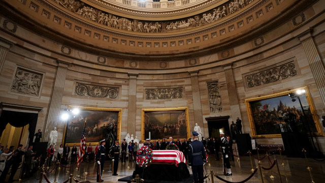 Presiden AS Donald Trump memberi penghormatan kepada mantan Presiden AS George H. W. Bush di Capitol AS,Washington, DC. (Foto: AFP/MANDEL NGAN)
