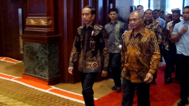 Presiden Joko Widodo didampingi lima pimpinan KPK dan sejumlah Menteri memasuki ruang acara di hotel Pidakara. (Foto: Aprilandika Pratama/kumparan)