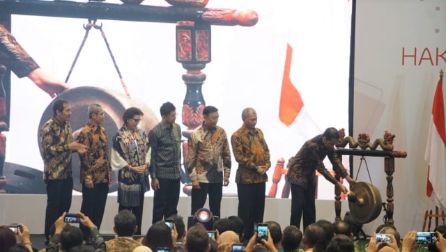 Presiden Joko Widodo (kanan) memukul gong untuk membuka acara Hakordia 2018. (Foto: Nugroho Sejati/kumparan)