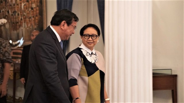 Menteri Luar Negeri Indonesia Retno Marsudi (kanan) berbincang dengan Menteri Luar Negeri Kamboja Prak Sokhonn. (Foto: Iqbal Firdaus/kumparan)