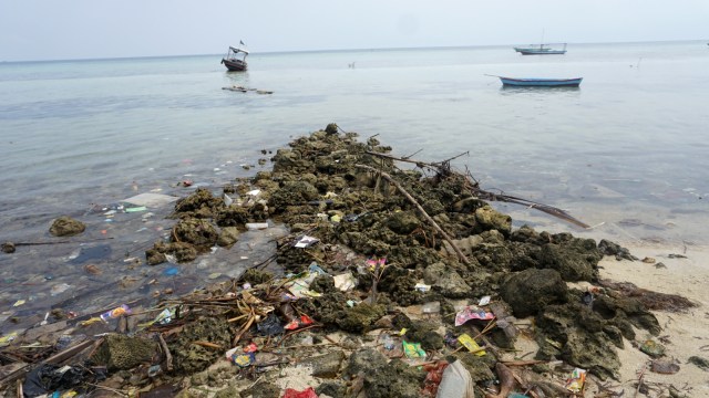 Sampah plastik di tepi pantai Pulau Pari. (Foto: Iqbal Firdaus/kumparan)