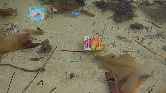 Sampah bungkus mie instan di pinggir pantai Pulau Pari. Foto: Iqbal Firdaus/kumparan