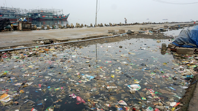 Tumpukan sampah plastik di dekat dermaga Pulau Pari. (Foto: Iqbal Firdaus/kumparan)