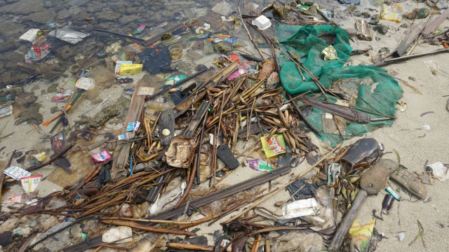 Tumpukan sampah di pinggir pantai Pulau Pari. (Foto: Iqbal Firdaus/kumparan)