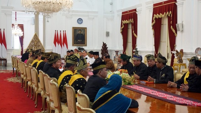 Presiden Jokowi terima Lembaga Adat Melayu Riau di Istana Merdeka. (Foto: Yudhistira Amran Saleh/kumparan)