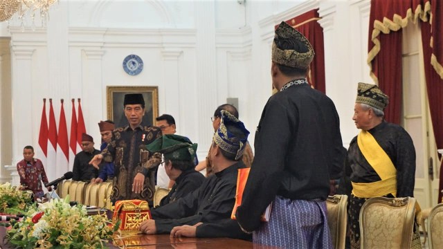 Presiden Jokowi mempersilahkan para tamu untuk duduk bersama. (Foto: Yudhistira Amran Saleh/kumparan)