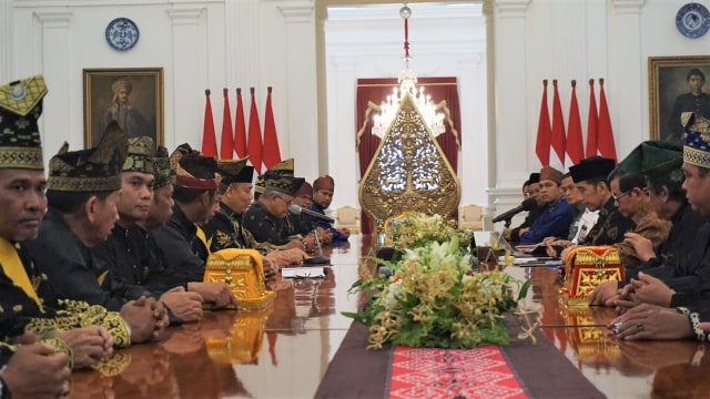 Presiden Jokowi terima Lembaga Adat Melayu Riau di Istana Merdeka. (Foto: Yudhistira Amran Saleh/kumparan)