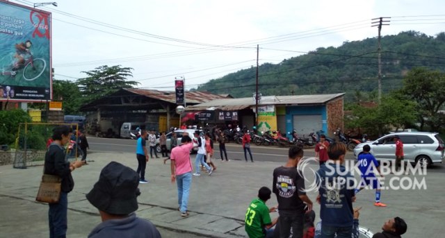 Warga 2 Desa di Sukabumi Blokir Gerbang PT SGC dengan Bermain Bola