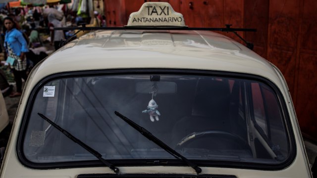 Mobil Renault 4L yang direstorasi menjadi taksi di Antananarivo, Madagaskar. (Foto: AFP/MARCO LONGARI)