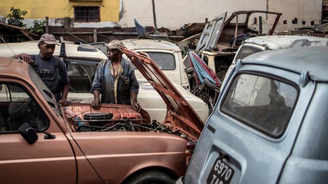 Proses restorasi mobil Renault 4L di bengkel Elyse Rakotondrakonona di Antananarivo, Madagaskar. (Foto: AFP/MARCO LONGARI)