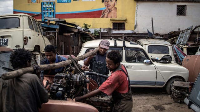 Proses restorasi mobil Renault 4L di bengkel Elyse Rakotondrakonona di Antananarivo, Madagaskar. (Foto: AFP/MARCO LONGARI)