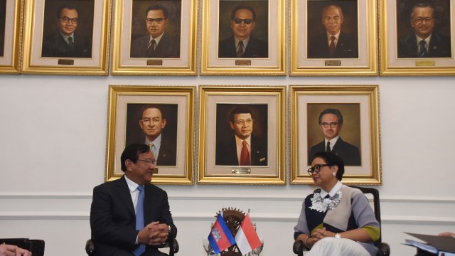 Menteri Luar Negeri Retno Marsudi (kanan) berjabat tangan dengan Menteri Luar Negeri Kamboja Prak Sokhonn (kiri) di Gedung Pancasila Kemenlu RI, Jakarta, Selasa (4/12/2018). (Foto: ANTARA FOTO/Indrianto Eko Suwarso)