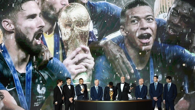 Bersama para pemain Timnas Prancis, Antoine Griezmann meramaikan malam penghargaan Ballon d'Or 2018. (Foto: Franck Fife/AFP)