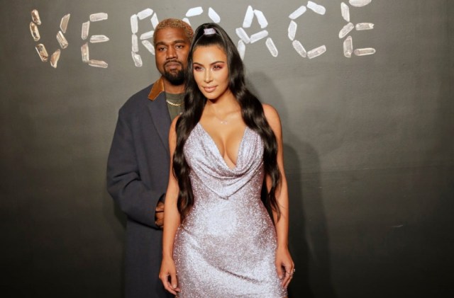 Dari Kim dan Kanye hingga Hailey Bieber, Ini 11 Selebriti yang Hadir dan Berjalan di Fashion Show Versace