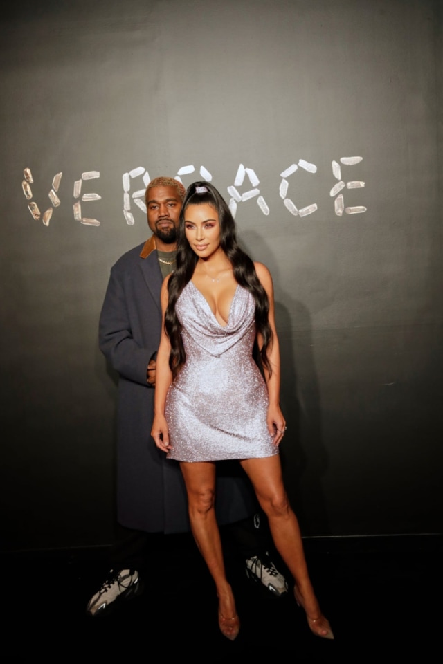Dari Kim dan Kanye hingga Hailey Bieber, Ini 11 Selebriti yang Hadir dan Berjalan di Fashion Show Versace (2)