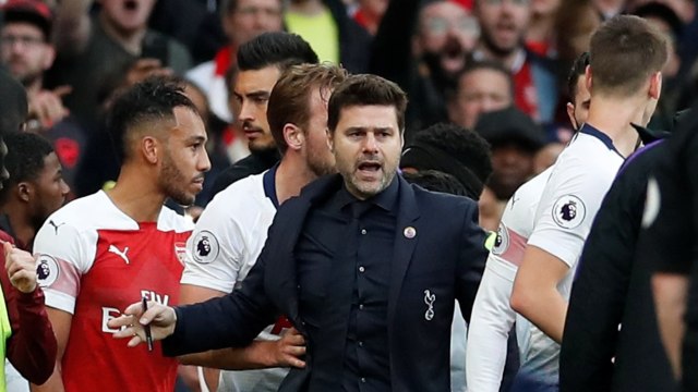 Mauricio Pochettino melerai keributan  yang terjadi di laga Arsenal vs Spurs. (Foto: REUTERS/David Klein)